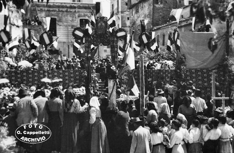 Cerimonia della posa della prima pietra della costruenda Scuola Elementare Mario Giardini nell'allora via del Mercato (via Dante Alighieri) ~ 17 giugno 1911