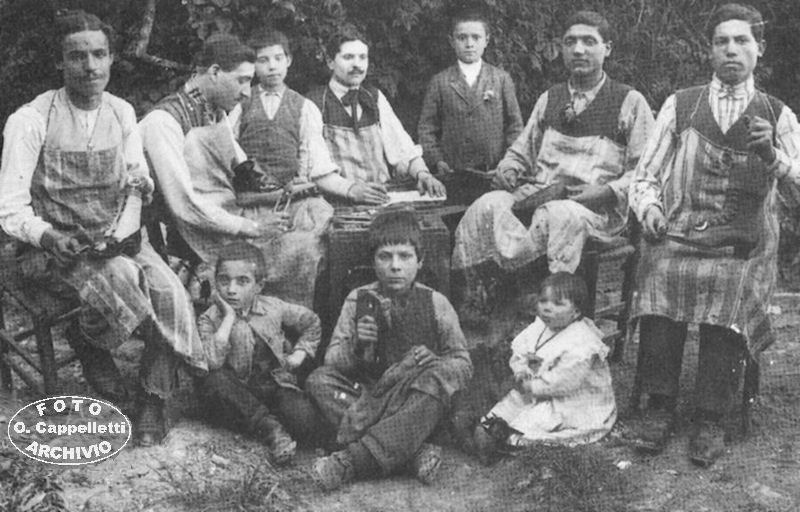 Gruppo di calzolai pennesi (Il secondo da destra  Nicola d'Addazio di Antonio)