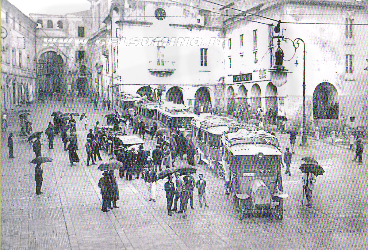 Piazza Luca da Penne - mattino di marted 19 settembre 1922: visita dei soci del Touring Club Italiano
