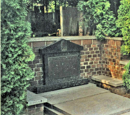 La tomba dei 184 italiani morti nel lager di Brx