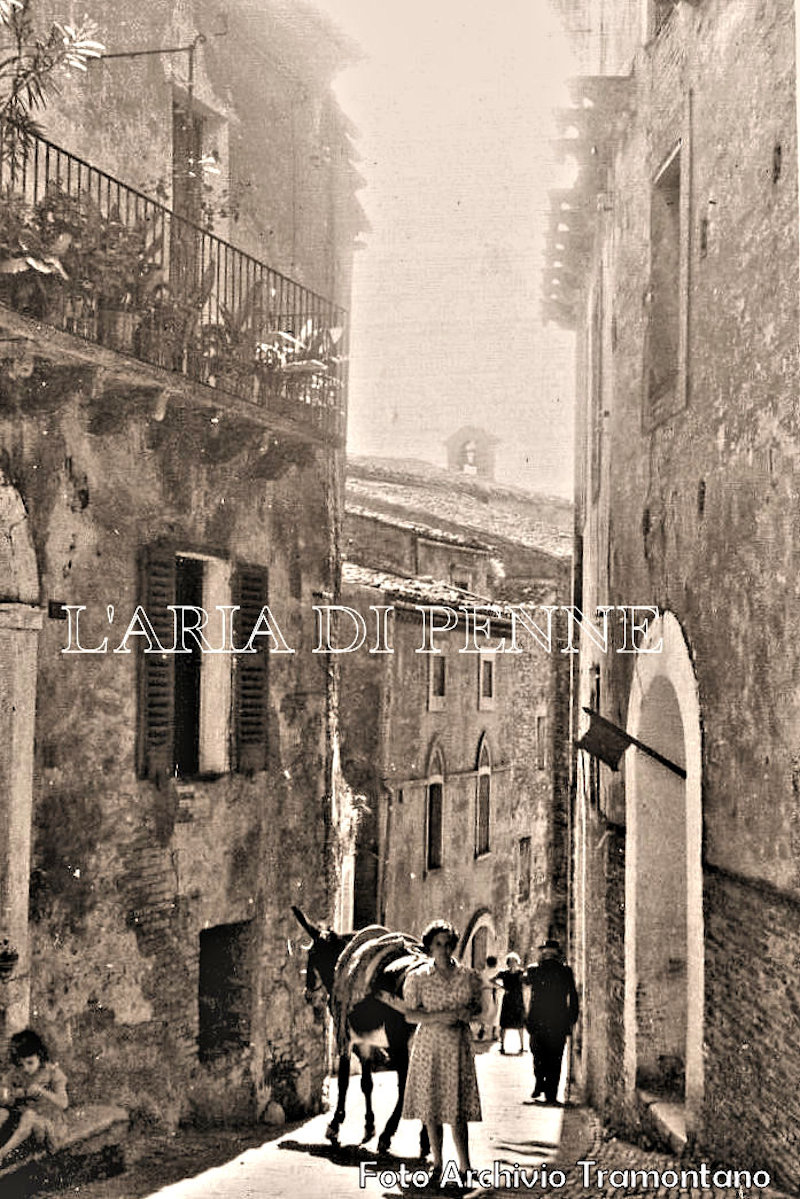 Penne, agosto 1947. Via Bernardo Castiglione ripresa dall'incrocio con via Roma. La figura femminile in primo piano è Giovannella Niutta nipote dei De Caesaris