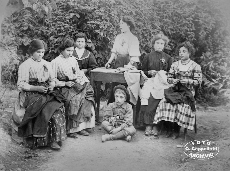 Gruppo di sarte con le sorelle Ida e Lucia Farinacci, seduto per terra il fratello Giuseppe.
