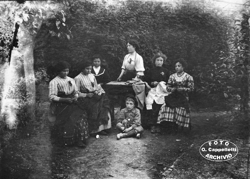 Gruppo di sarte con le sorelle Ida e Lucia Farinacci, seduto per terra il fratello Giuseppe.