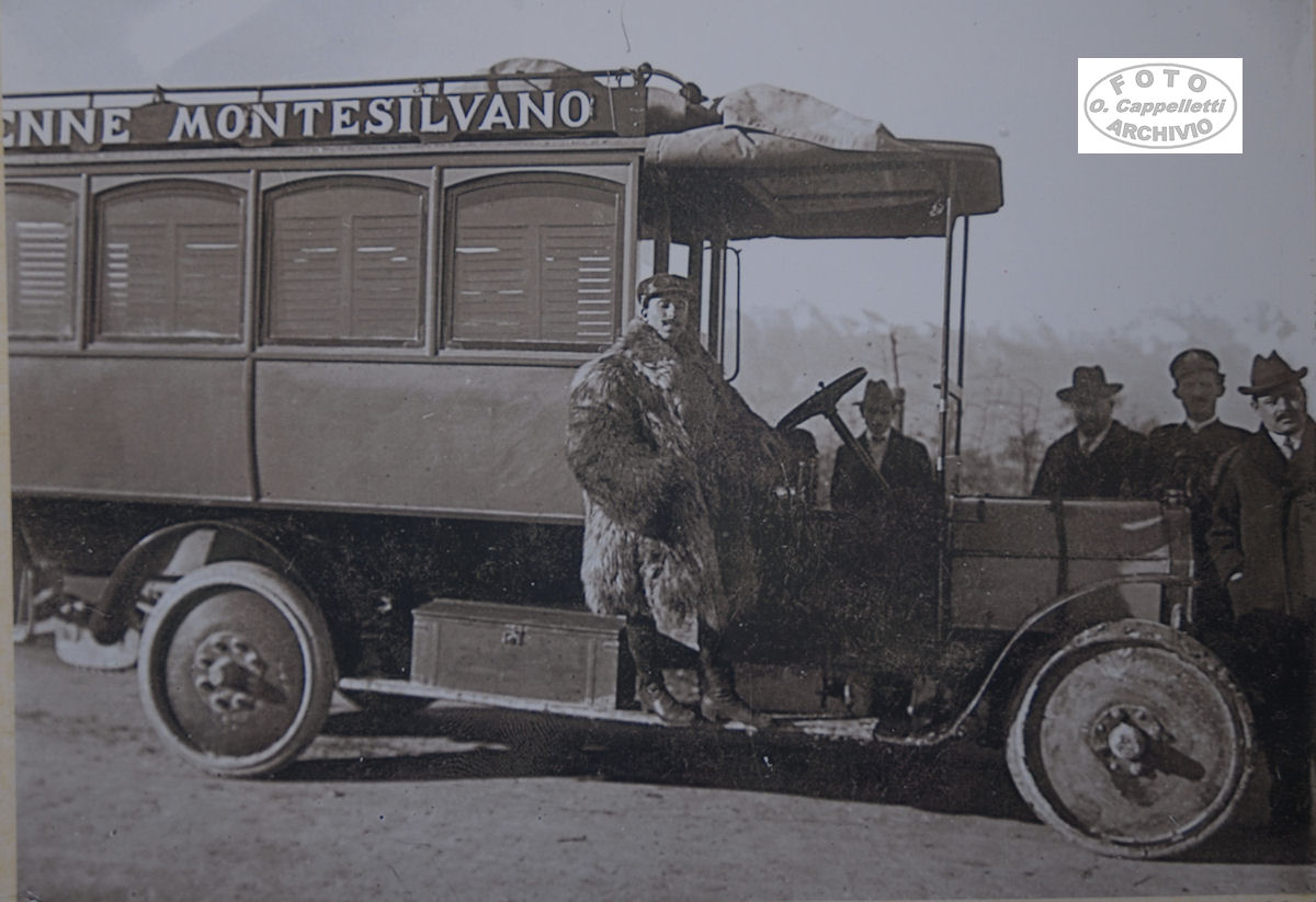 Autocorriera della linea Penne - Montesilvano con in posa l'autista Conti ~ anno 1910