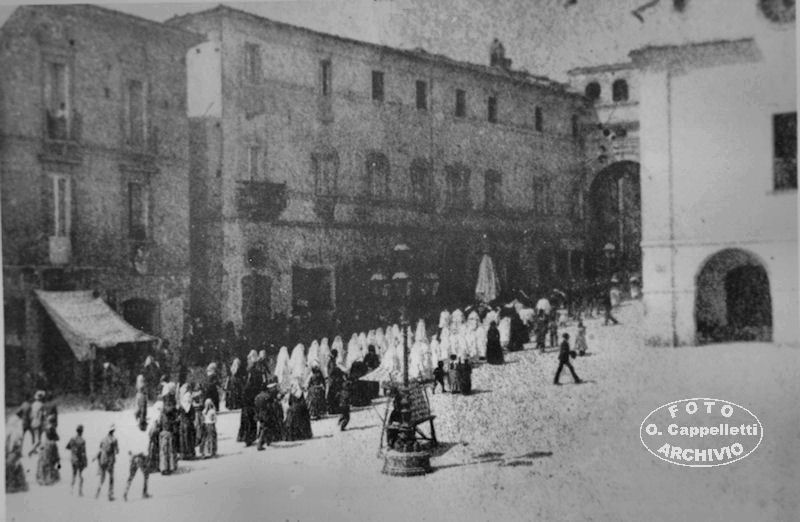 Processione in Piazza Luca da Penne