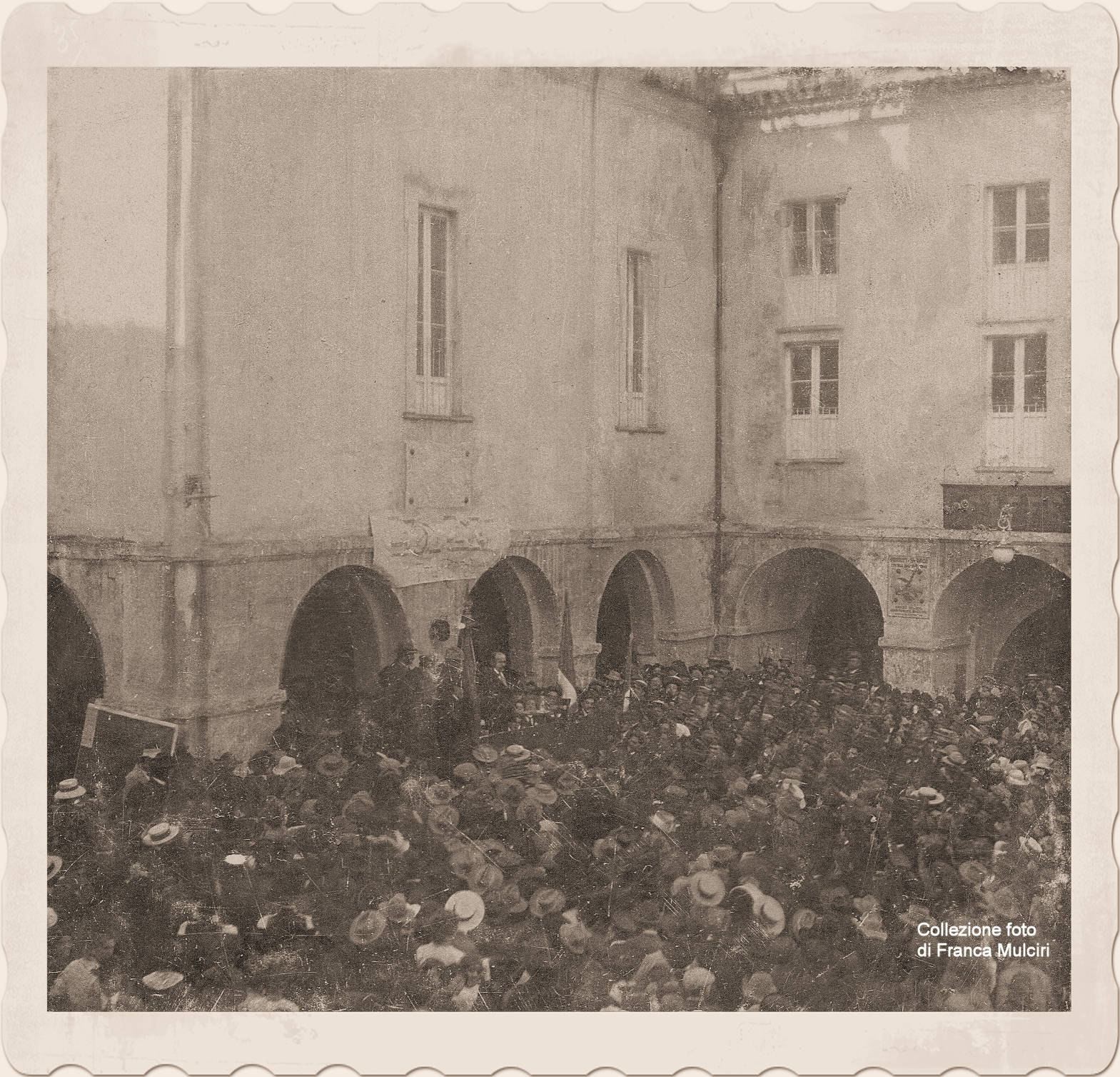 Comizio pro ferrovia Penne-Montesilvano tenuto in piazza dall'avv. Ottavio D'Angelosante il 4 Maggio 1914
