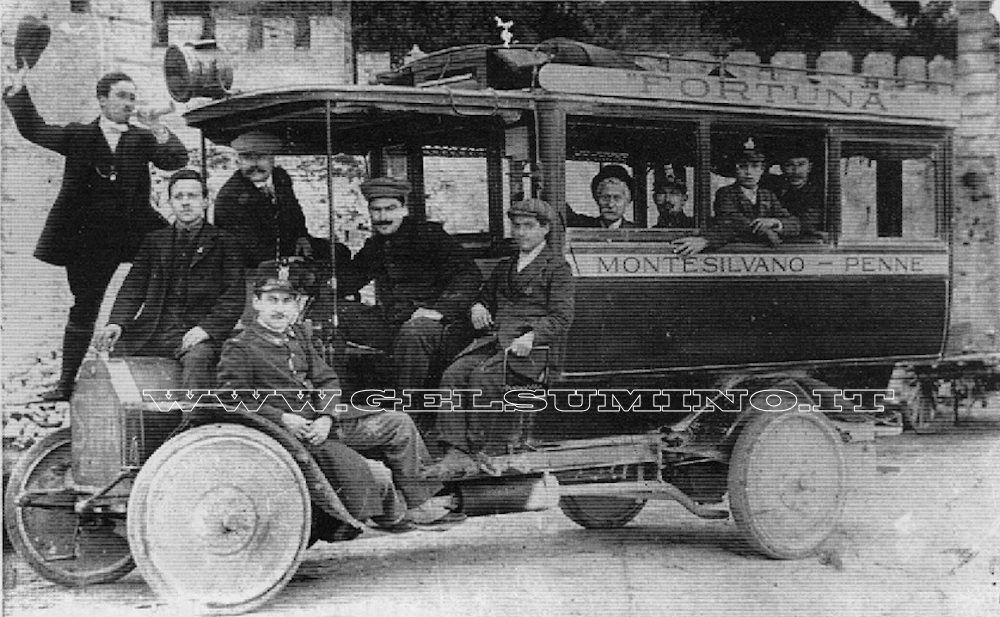 Anno 1910 circa: il 'bus' Fortuna in sosta nei pressi di porta Ringa