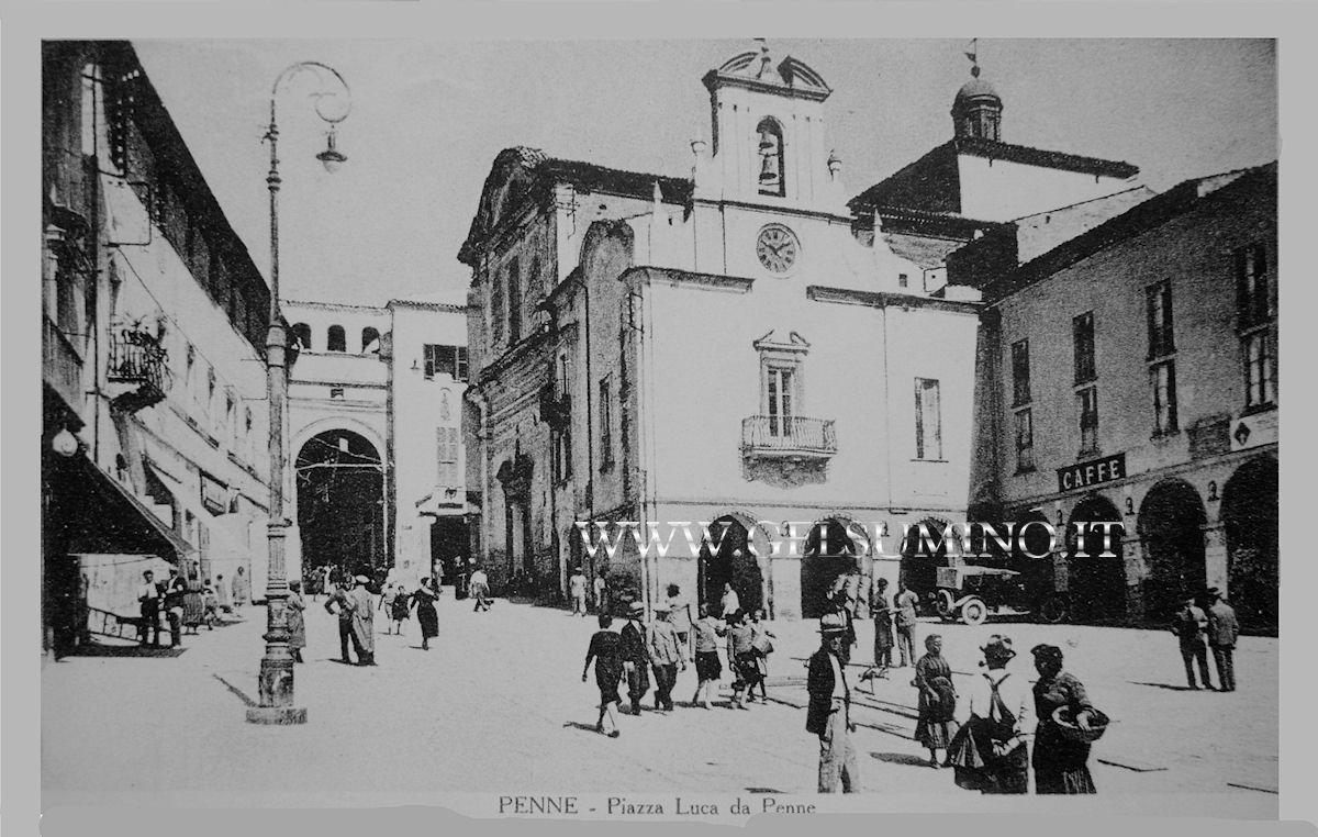 Piazza Luca da Penne ~ Cartolina viaggiata 1943