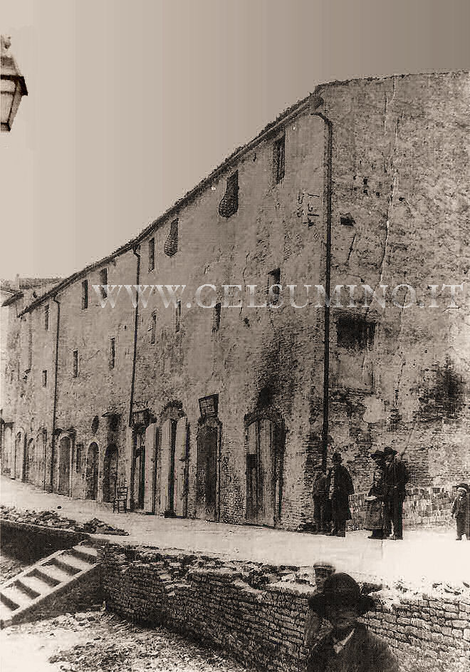 Anno 1900 circa ~ Tratto del corso Vestini (dal 1900 corso Umberto I) prima della costruzione dei portici Salconio