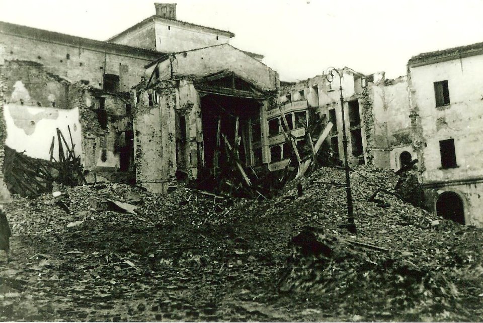 Piazza bombardata